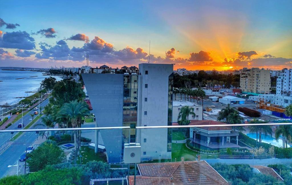 The White Pearl Suite - Beach Front City Centre With Sea View. Limassol Luaran gambar
