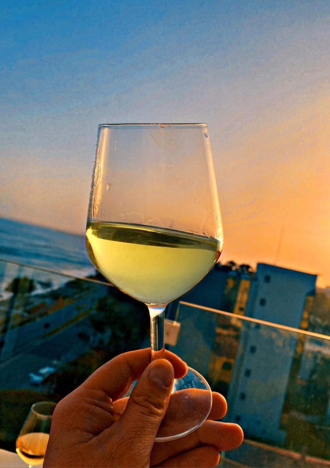 The White Pearl Suite - Beach Front City Centre With Sea View. Limassol Luaran gambar